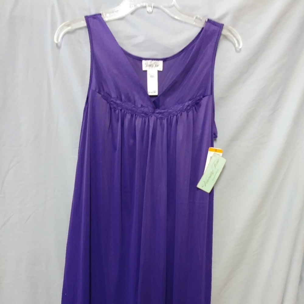 Vanity Fair Size S Gown Purple